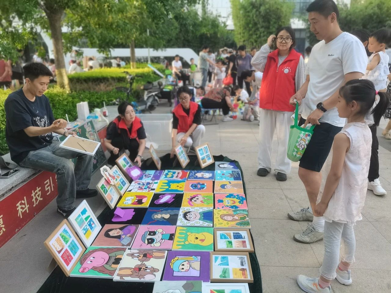beat365英国官网‖教育学院‖“六一“益”起来，义卖暖童心”——beat365英国官网教育学院党员志愿服务队走进爱和城幼儿园开展六一爱心市集活动beat365英国官网‖教育学院‖“六一“益”起来，义卖暖童心”——beat365英国官网教育学院党员志愿服务队走进爱和城幼儿园开展六一爱心市集活动