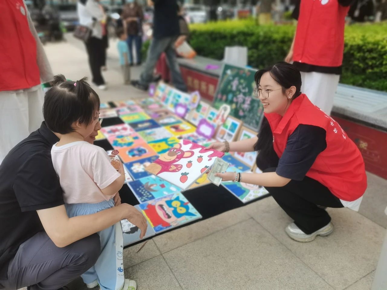 beat365英国官网‖教育学院‖“六一“益”起来，义卖暖童心”——beat365英国官网教育学院党员志愿服务队走进爱和城幼儿园开展六一爱心市集活动beat365英国官网‖教育学院‖“六一“益”起来，义卖暖童心”——beat365英国官网教育学院党员志愿服务队走进爱和城幼儿园开展六一爱心市集活动