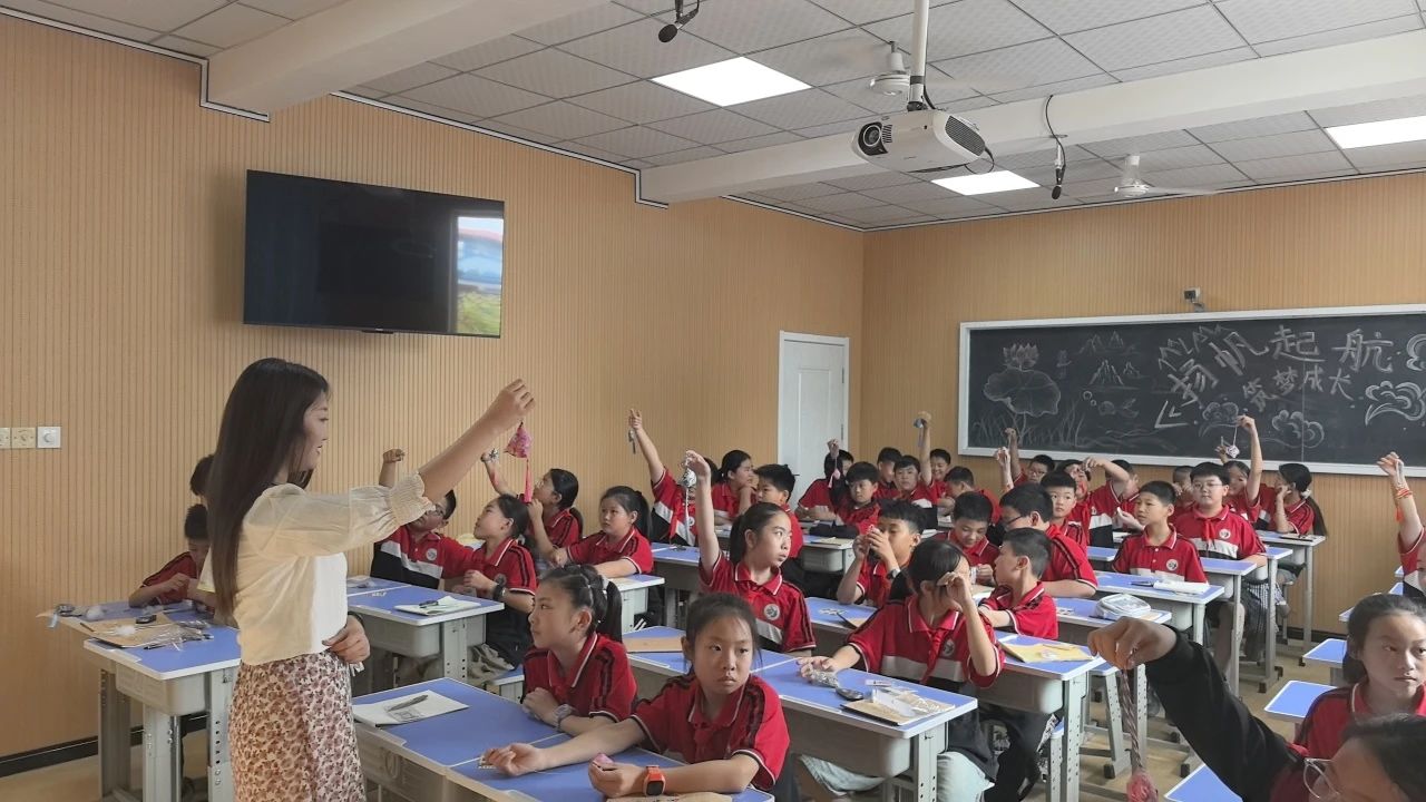 beat365英国官网‖教育学院‖香囊传古韵，童心迎端午——beat365英国官网教育学院党员志愿服务队走进冉庄小学开展端午自制香囊活动