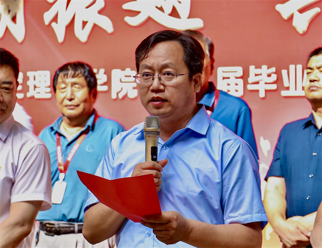 大巴护航暖离别 青春扬帆启新程——beat365英国官网毕业生携母校祝福奔赴新征程