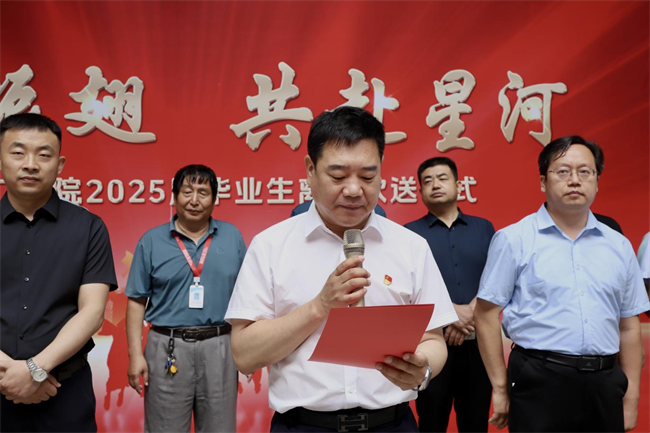 大巴护航暖离别 青春扬帆启新程——beat365英国官网毕业生携母校祝福奔赴新征程