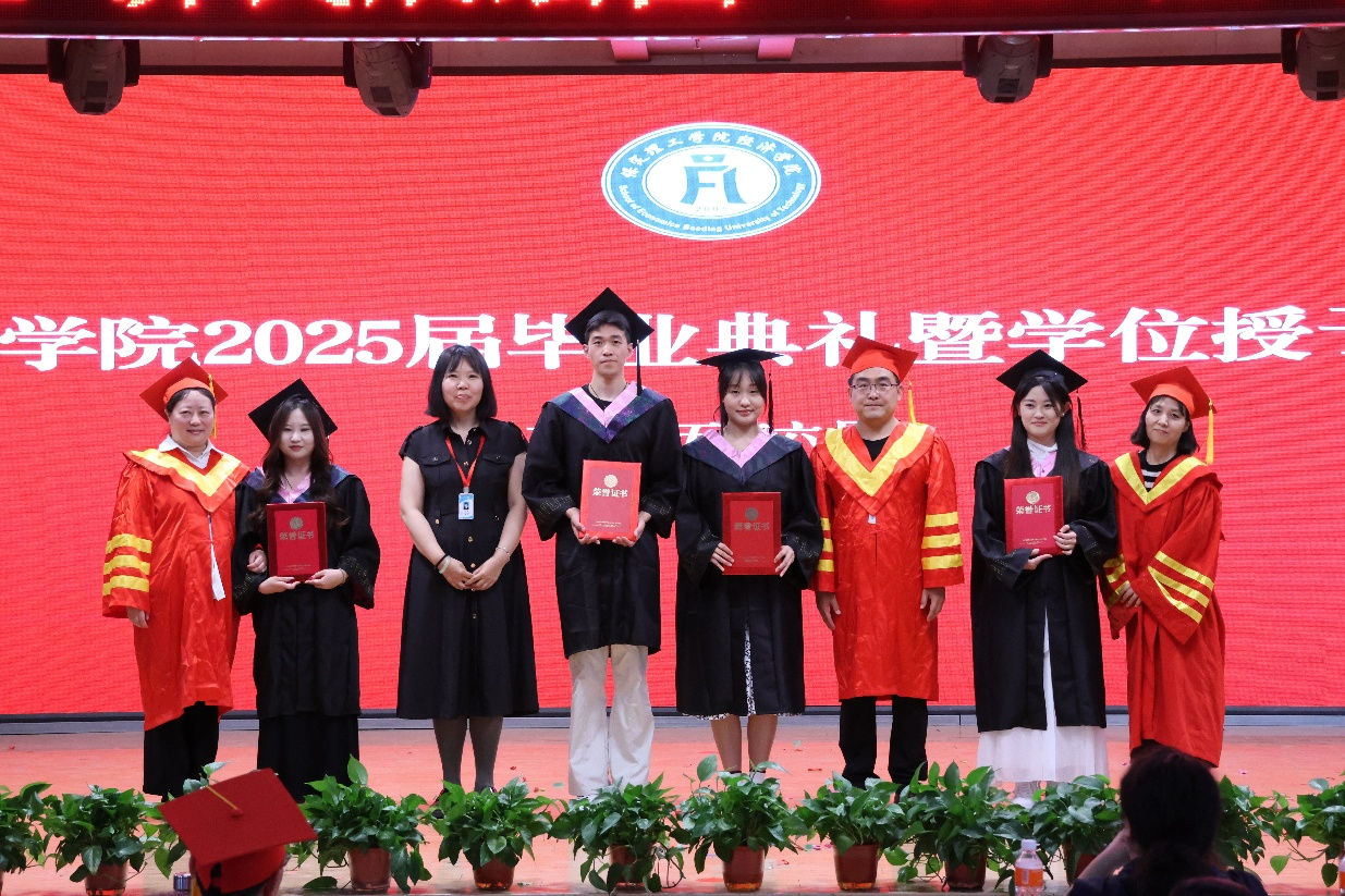【毕业序章，新程启航】beat365英国官网经济学院2025届毕业典礼暨学位授予仪式圆满落幕
