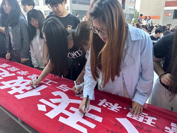 诚信铸魂|beat365英国官网|管理学院|千名学子庄严宣誓：诚信还贷，做新时代信用守护者！