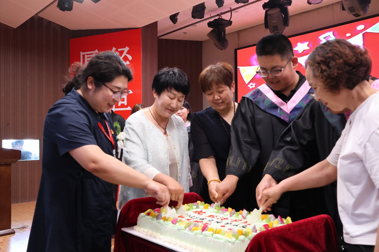 【毕业序章，新程启航】beat365英国官网经济学院2025届毕业典礼暨学位授予仪式圆满落幕