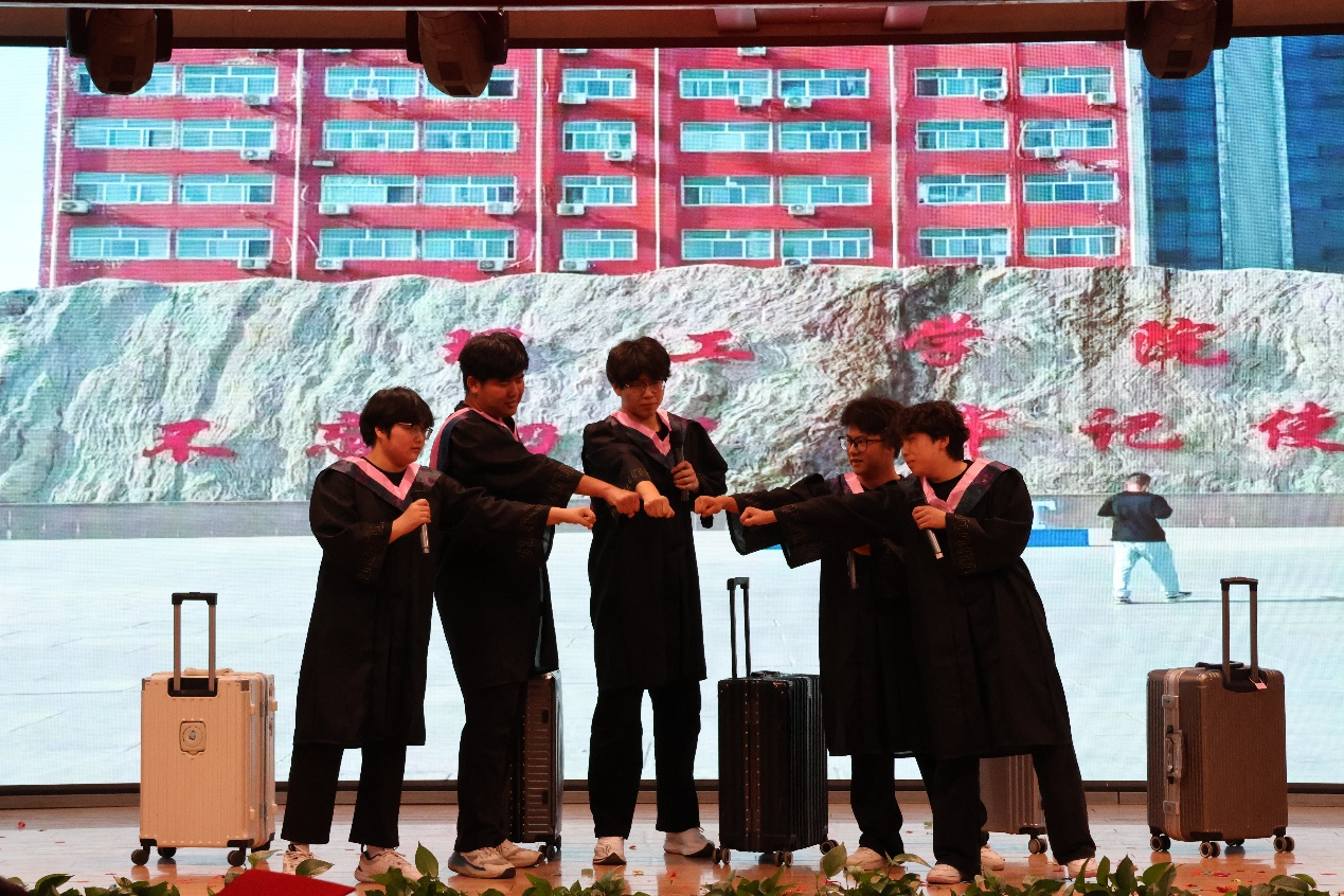 【毕业序章，新程启航】beat365英国官网经济学院2025届毕业典礼暨学位授予仪式圆满落幕