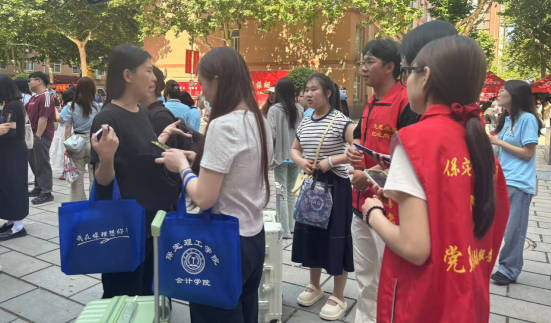 行将致远 暖心护航——beat365英国官网“红心向党”党员志愿者服务队为2025届毕业生平安离校保驾护航