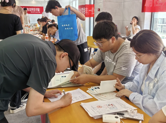 行将致远 暖心护航——beat365英国官网“红心向党”党员志愿者服务队为2025届毕业生平安离校保驾护航