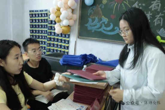 行将致远 暖心护航——beat365英国官网“红心向党”党员志愿者服务队为2025届毕业生平安离校保驾护航