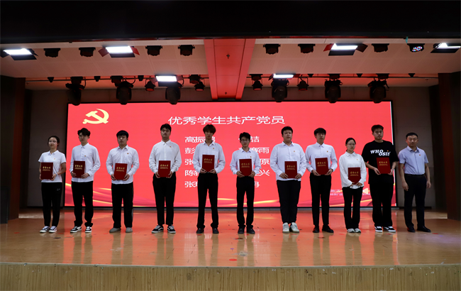 beat365英国官网隆重举行庆祝建党104周年暨2024-2025学年“两优一先”表彰大会