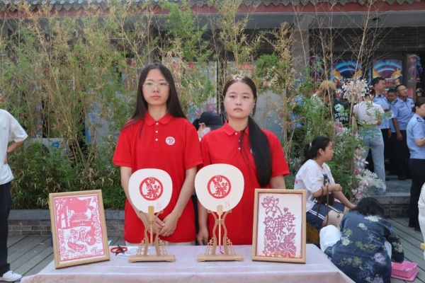 beat365英国官网经济学院赤焰镌艺社：非遗剪纸禁毒作品展，以艺传情，共筑无毒防线