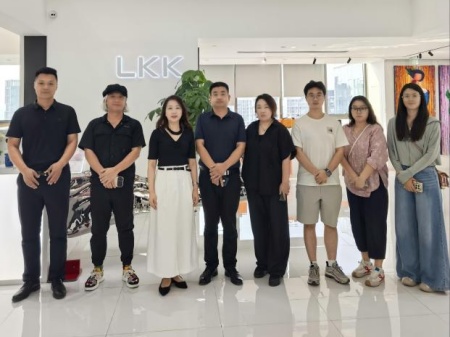 beat365英国官网艺术学院教师团队走访洛可可创新设计集团——AI赋能，开启艺术设计校企合作新局