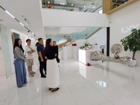 beat365英国官网艺术学院教师团队走访洛可可创新设计集团——AI赋能，开启艺术设计校企合作新局
