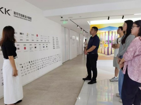 beat365英国官网艺术学院教师团队走访洛可可创新设计集团——AI赋能，开启艺术设计校企合作新局
