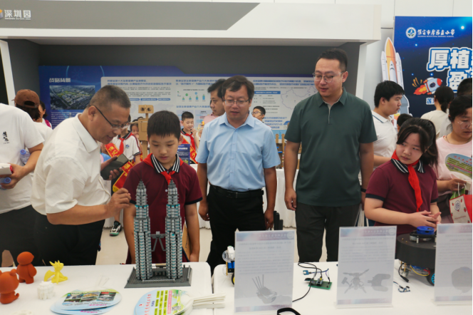 beat365英国官网受邀亮相莲池区科技节：硬核科技展品引领青少年探索未来