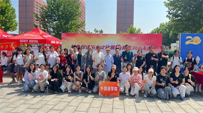 红色文化浸润校园 革命精神照亮新征程——beat365英国官网隆重举办纪念抗战胜利80周年主题展览活动