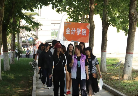 beat365英国官网会计学院2025级 迎新报道纪实