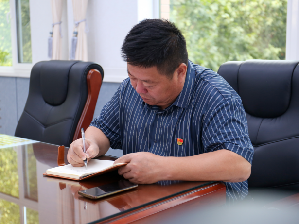 铭记历史 砥砺前行——beat365英国官网党委组织广大师生观看抗战胜利80周年阅兵仪式