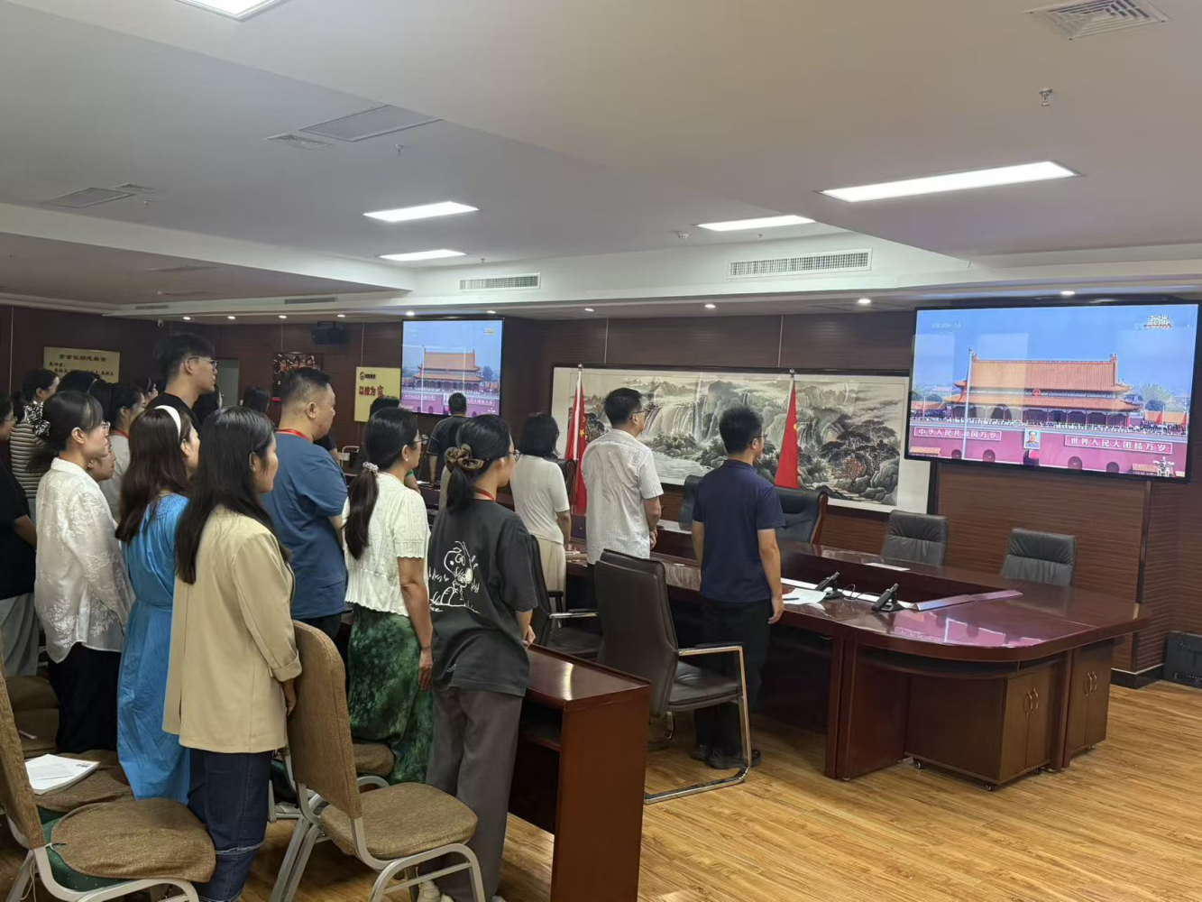 铭记历史 砥砺前行——beat365英国官网党委组织广大师生观看抗战胜利80周年阅兵仪式