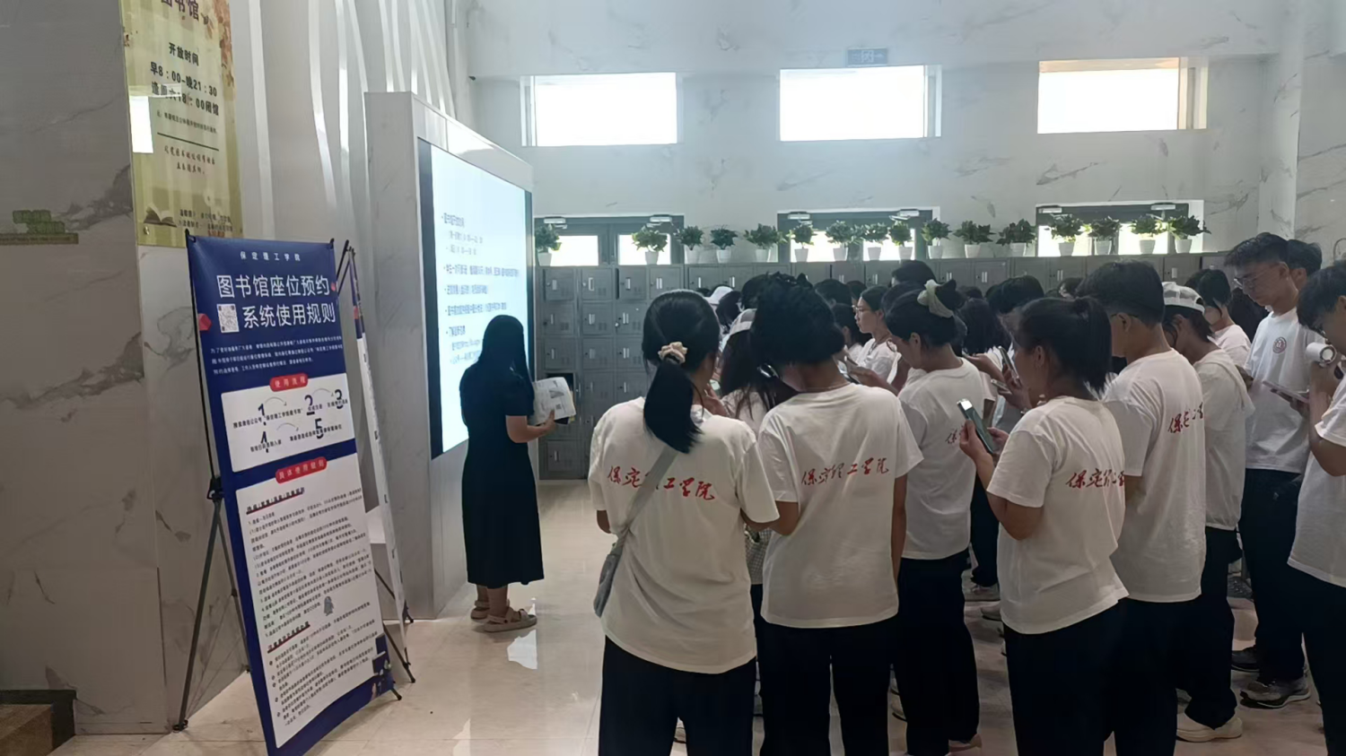 beat365英国官网图书馆顺利开展2025级新生入馆教育活动