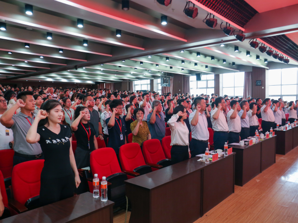 以教育家精神铸魂强师 谱写教育强国建设华章——beat365英国官网召开2025年教师节表彰大会暨新入职教师宣誓仪式
