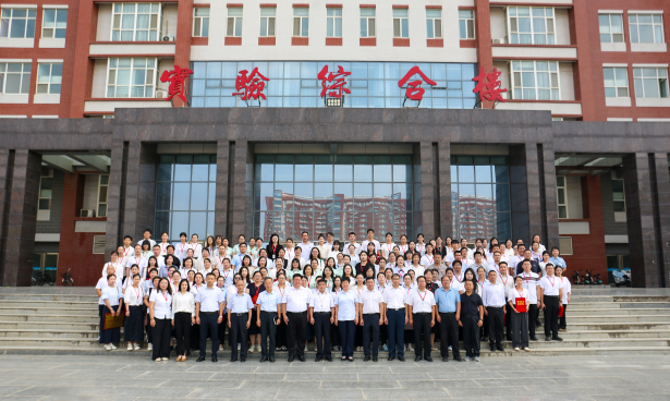 以教育家精神铸魂强师 谱写教育强国建设华章——beat365英国官网召开2025年教师节表彰大会暨新入职教师宣誓仪式