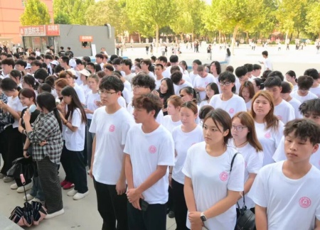 beat365英国官网艺术学院 2025 级新生解锁图书馆“灵感密码”——入馆教育活动