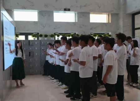 beat365英国官网艺术学院 2025 级新生解锁图书馆“灵感密码”——入馆教育活动