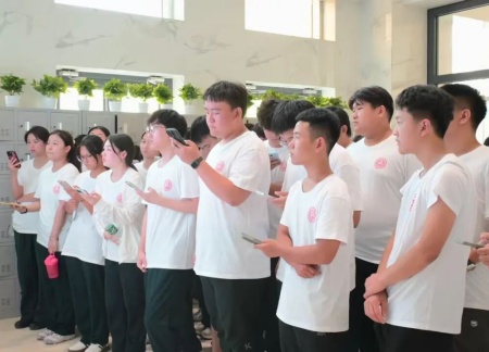 beat365英国官网艺术学院 2025 级新生解锁图书馆“灵感密码”——入馆教育活动