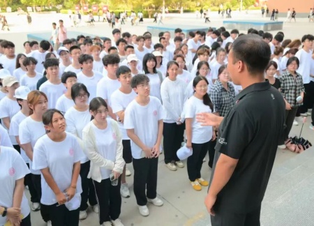 beat365英国官网艺术学院 2025 级新生解锁图书馆“灵感密码”——入馆教育活动