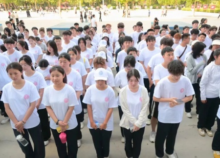 beat365英国官网艺术学院 2025 级新生解锁图书馆“灵感密码”——入馆教育活动