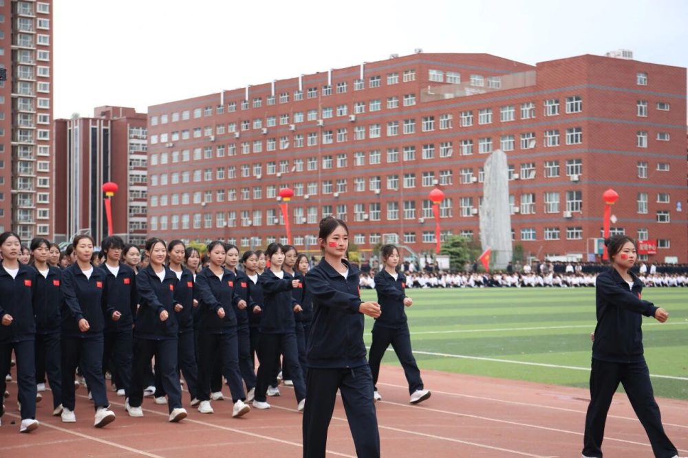 青春逐梦 强国有我——beat365英国官网2025级新生开学典礼暨军训结营式盛大举行