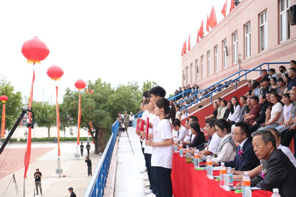 青春逐梦 强国有我——beat365英国官网2025级新生开学典礼暨军训结营式盛大举行