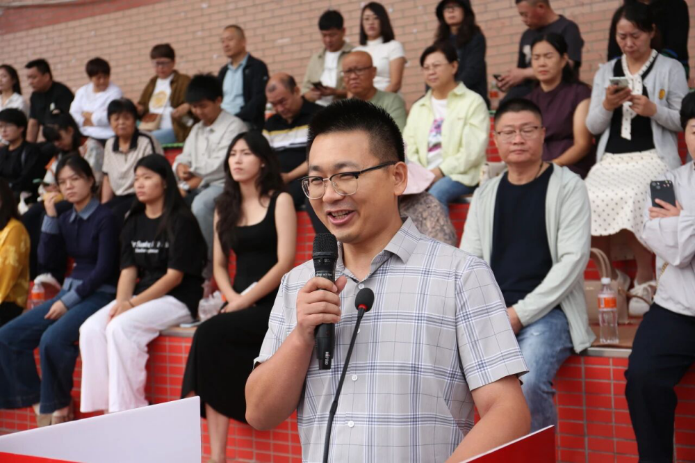 青春逐梦 强国有我——beat365英国官网2025级新生开学典礼暨军训结营式盛大举行