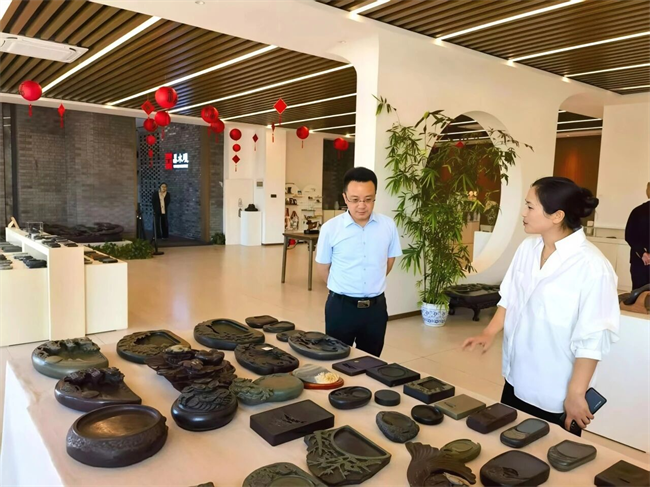 深化产教融合 致力非遗传承——beat365英国官网校领导赴易水砚有限公司共商合作
