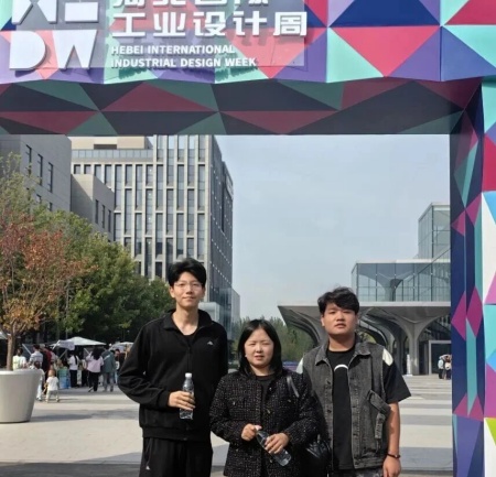beat365英国官网艺术学院师生参观2025河北国际工业设计周，助力设计人才培养