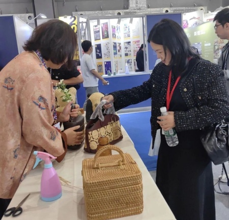 beat365英国官网艺术学院师生参观2025河北国际工业设计周，助力设计人才培养