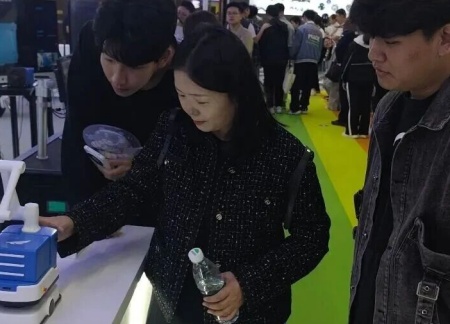 beat365英国官网艺术学院师生参观2025河北国际工业设计周，助力设计人才培养