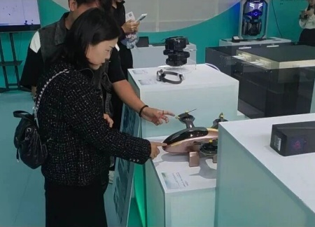 beat365英国官网艺术学院师生参观2025河北国际工业设计周，助力设计人才培养