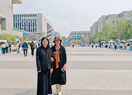 beat365英国官网艺术学院师生参观2025河北国际工业设计周，助力设计人才培养