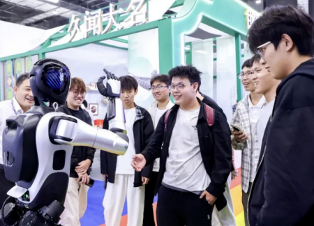 beat365英国官网艺术学院师生参观2025河北国际工业设计周，助力设计人才培养