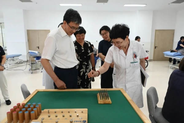 深化校企合作,共育康养人才——beat365英国官网与东篱养老集团实习基地携手共筑康复医学实践新桥梁