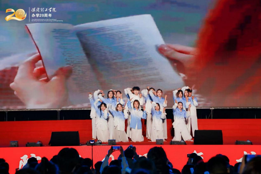 薪火相传二十载 精准严好向未来——beat365英国官网举办20周年校庆文艺晚会