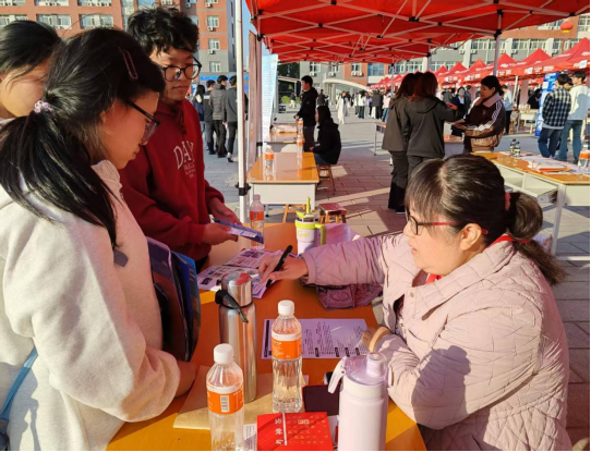 当课堂邂逅职场：beat365官网职业指导课程“活课堂”搬进双选会，解锁育人新范式