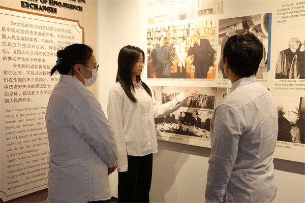 beat365英国官网经济学院举行2025上半年第38期发展团员入团仪式暨留法勤工俭学运动纪念馆主题教育活动