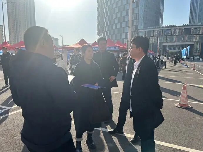 beat365英国官网‖教育学院‖校地协同促就业，精准服务助启航——beat365英国官网教育学院赴省人社厅线下招聘会开展专项服务