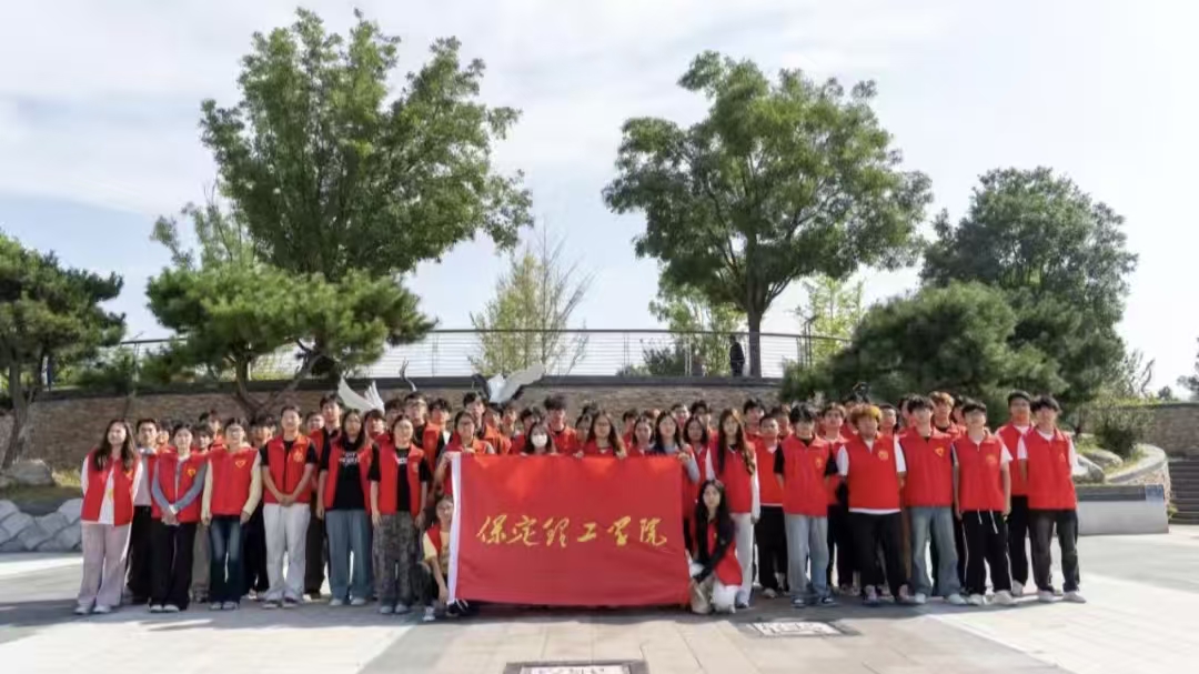扮靓南湖景——beat365英国官网志愿者开展环境维护活动