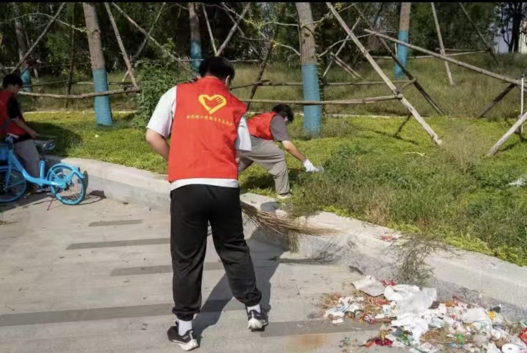 扮靓南湖景——beat365英国官网志愿者开展环境维护活动