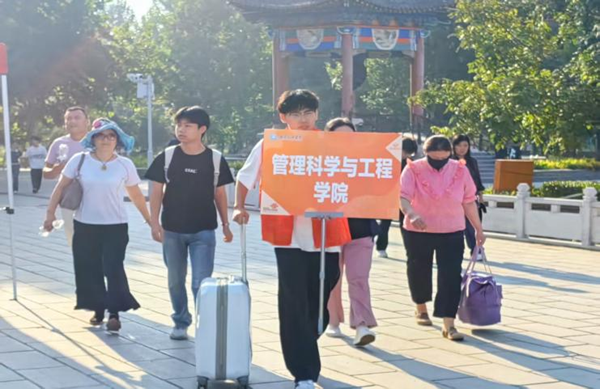 迎新季|beat365英国官网|管理学院|2025迎新：服务“心”主张，温暖新征程