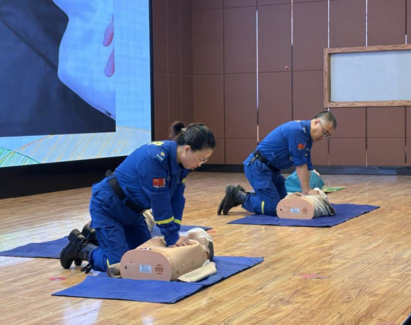入学教育|beat365英国官网|管理学院|2025级新生开学第一课：学急救知识，悟生命真谛，筑牢养成教育根基