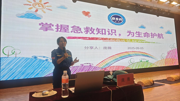 入学教育|beat365英国官网|管理学院|2025级新生开学第一课：学急救知识，悟生命真谛，筑牢养成教育根基